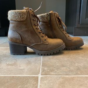 Boots size 9